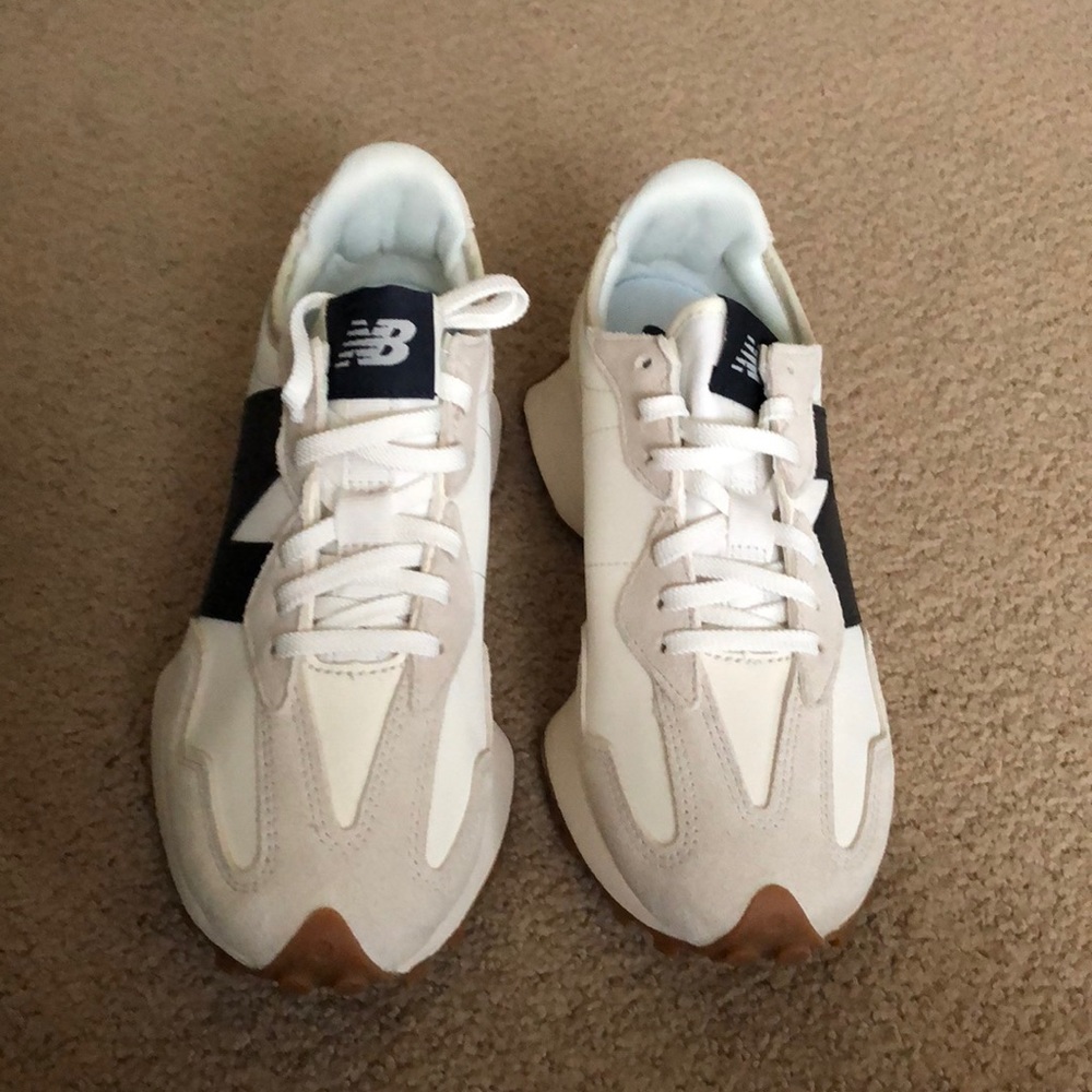 New Balance 327 brand new - sold out everywhere